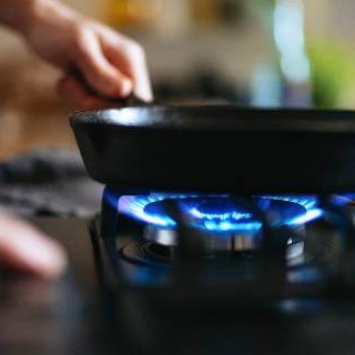 Gas stove burner with pan