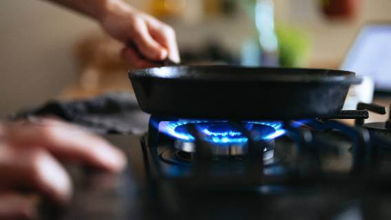 Gas stove burner with pan