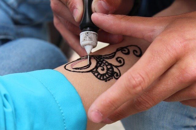 Black henna tattoo containing PPD