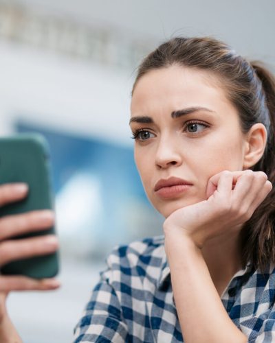 women-upset-on-phone