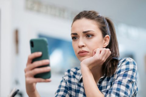 women-upset-on-phone